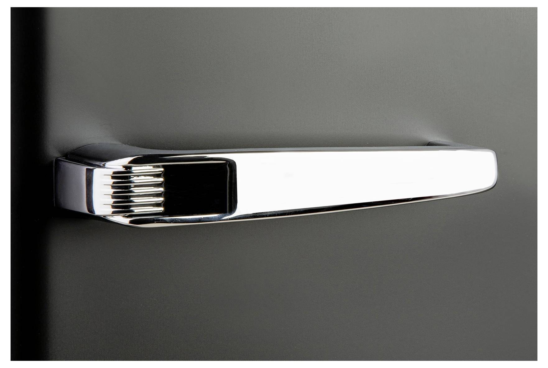 Stříbrná klika na černém pozadí, lesklá a moderního designu.