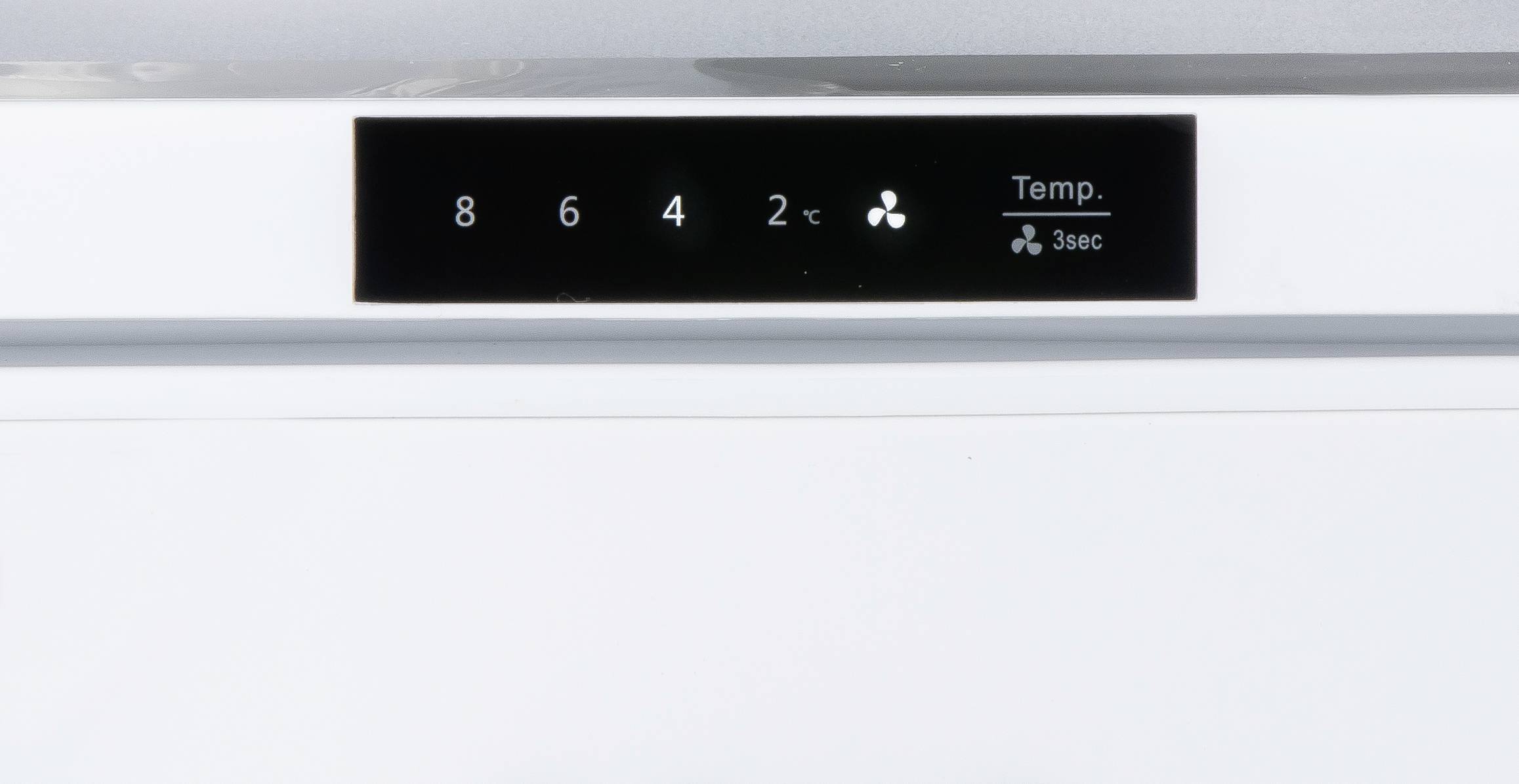 Displej zobrazuje teploty od 8 do 2°C. Vpravo je napsáno 'Temp.' a symboly ventilátoru a třívteřinového nastavení.