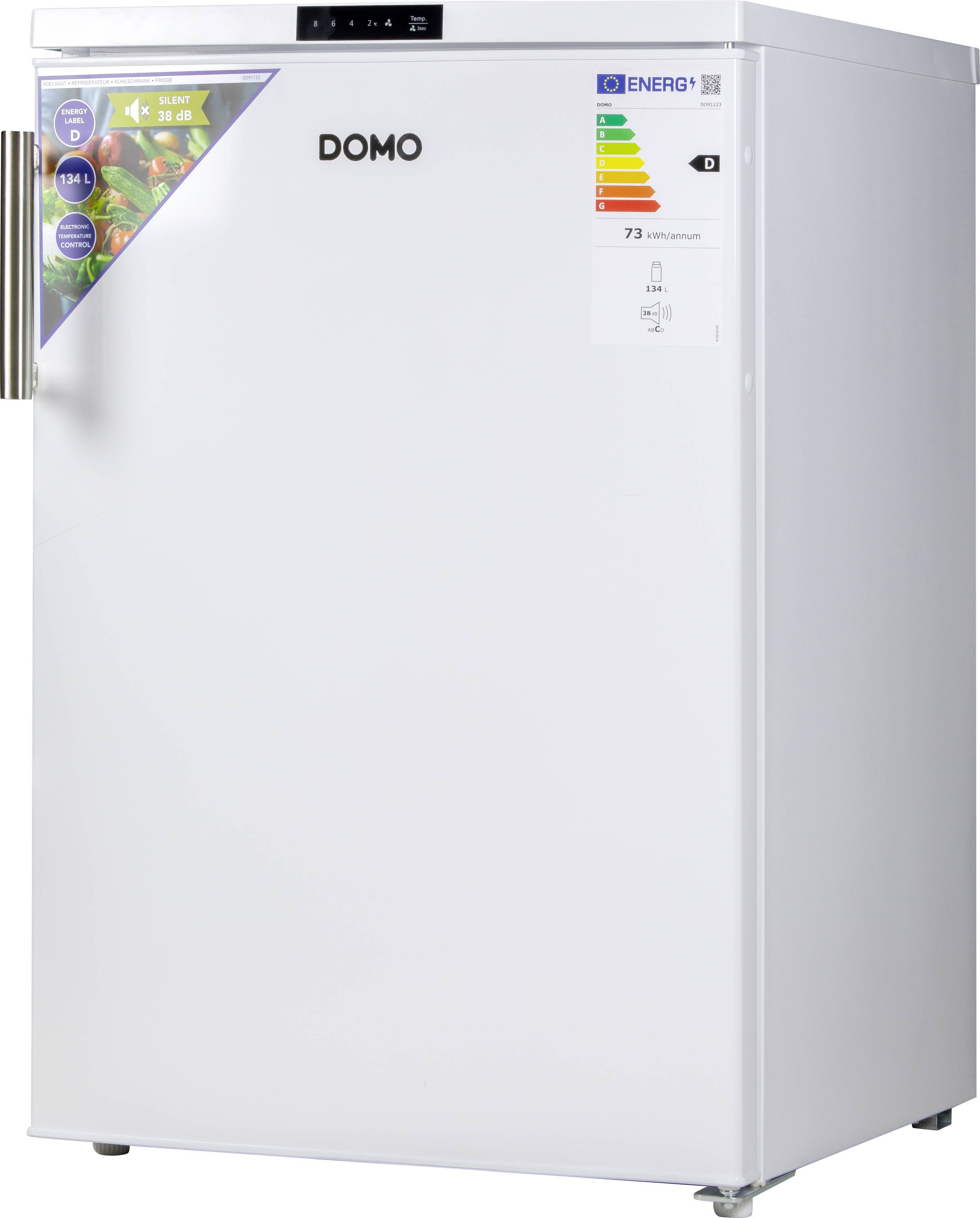 Bílá lednice s energetickým štítkem. Na dveřích jsou reklamní samolepky. Značka 'DOMO', spotřeba 73 kWh/rok.