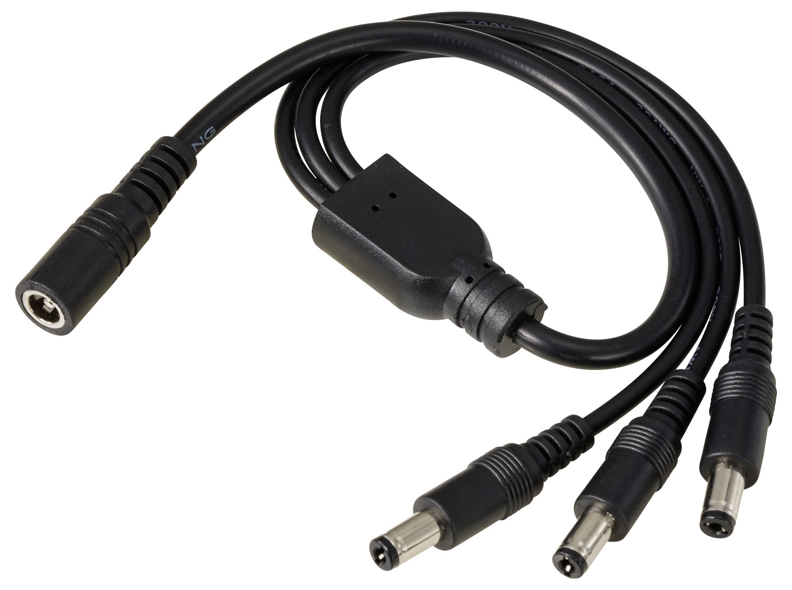 Černý elektrický kabel s jedním vstupem a třemi výstupy. Každé elektrické připojení je kulaté a má kovové kontakty.