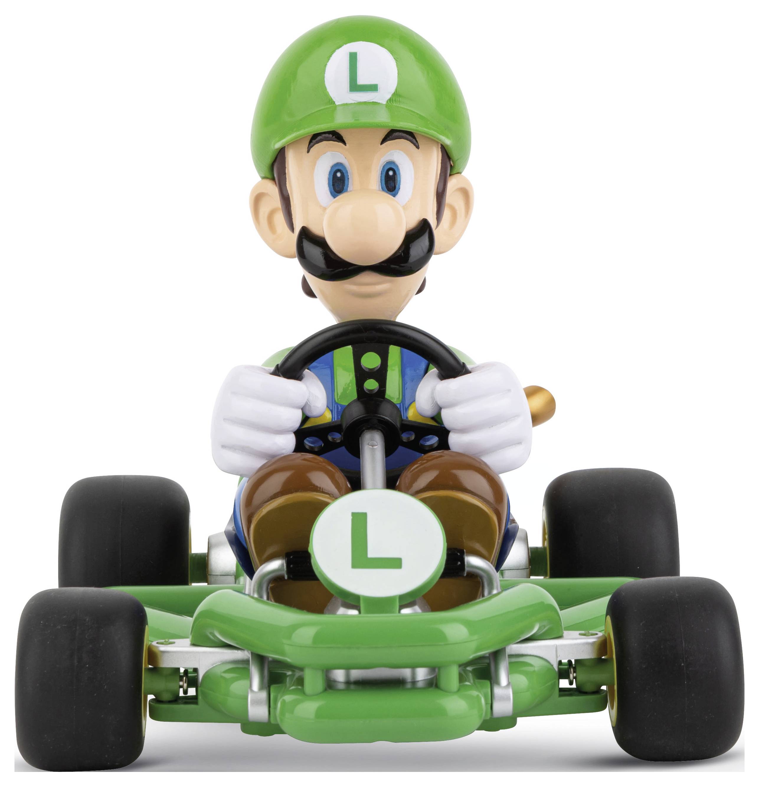 Postava v zelené kombinéze a helmě řídí zelené závodní auto (gokart). Scéna připomíná videoherní nebo závodní prostředí.