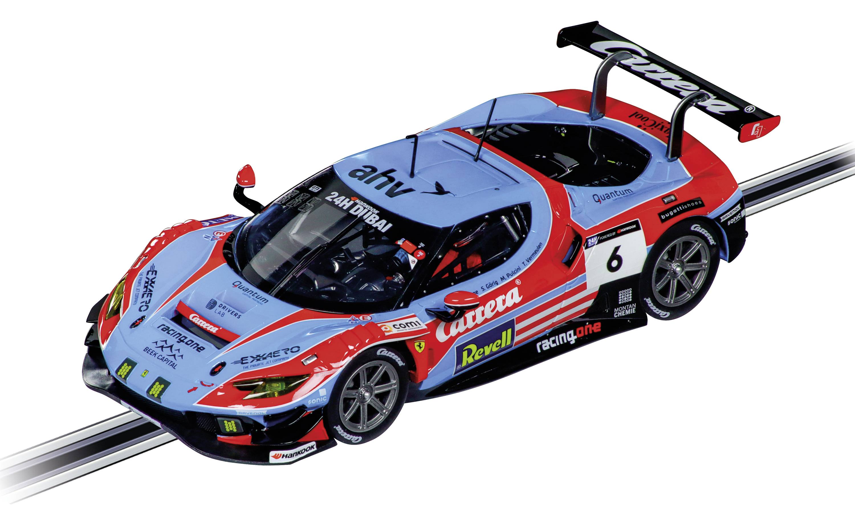 Červený a modrý model závodního vozu s číslem 6 na boku, umístěný na dráze Carrera.