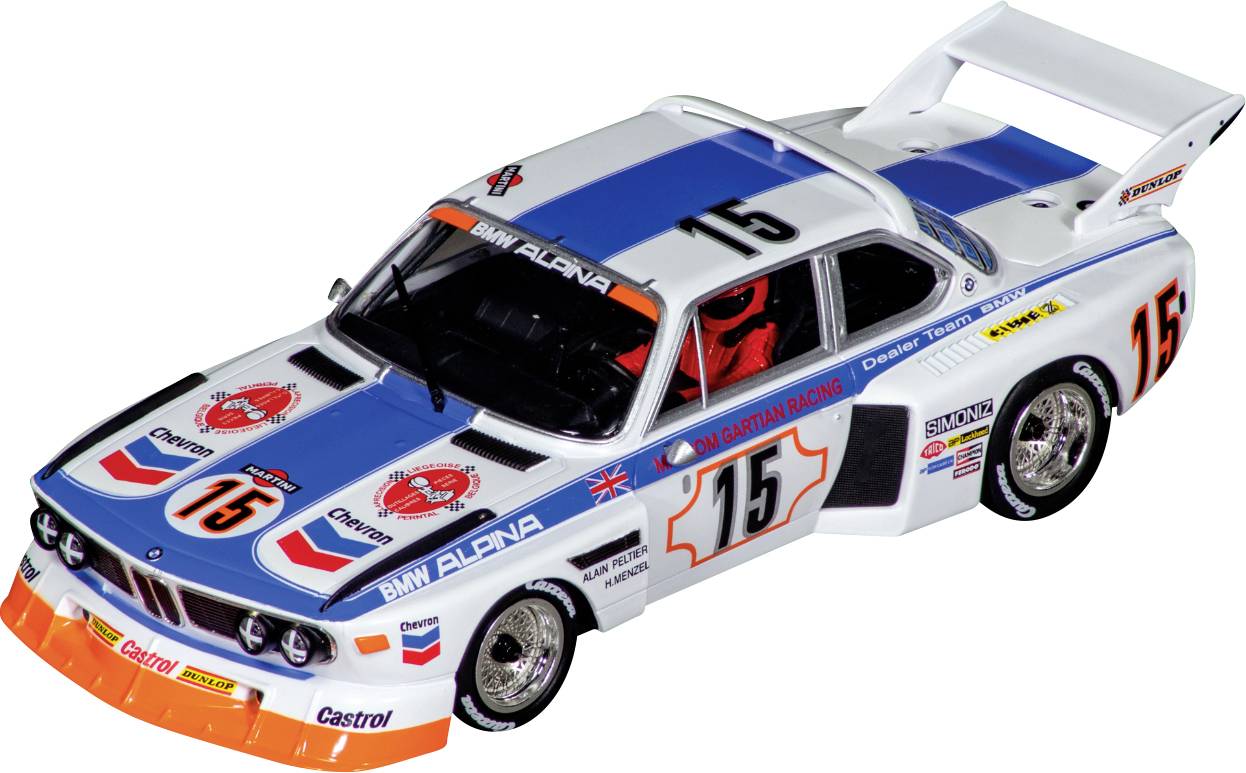 Model klasického sportovního vozu s nápisem 'BMW Alpina', bílý s modrými pruhy. Závodní číslo 15, rozpoznatelná loga sponzorů.
