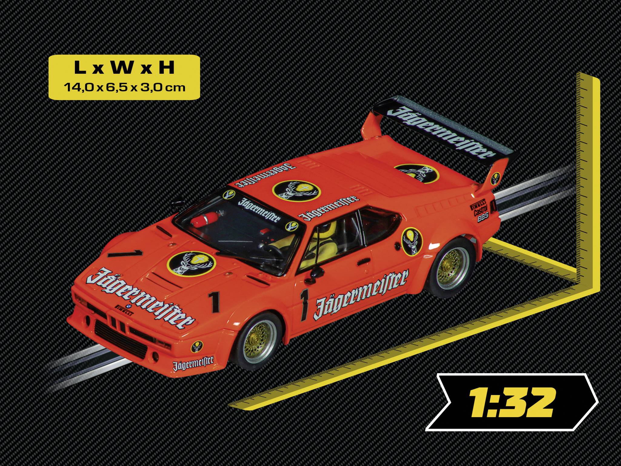 Červené modelové auto s nápisem 'Jägermeister' v měřítku 1:32. Rozměry: 14,0 x 6,5 x 3,0 cm. Na černém pozadí.