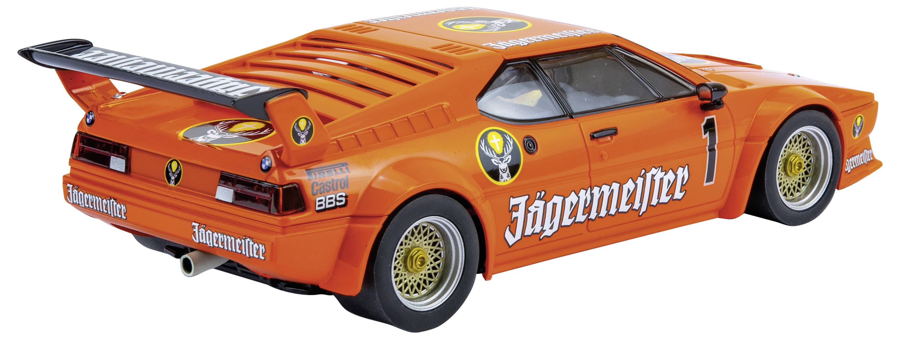 Oranžový závodní vůz s velkým zadním křídlem a nápisem 'Jägermeister' na boku, pohled zezadu zprava.