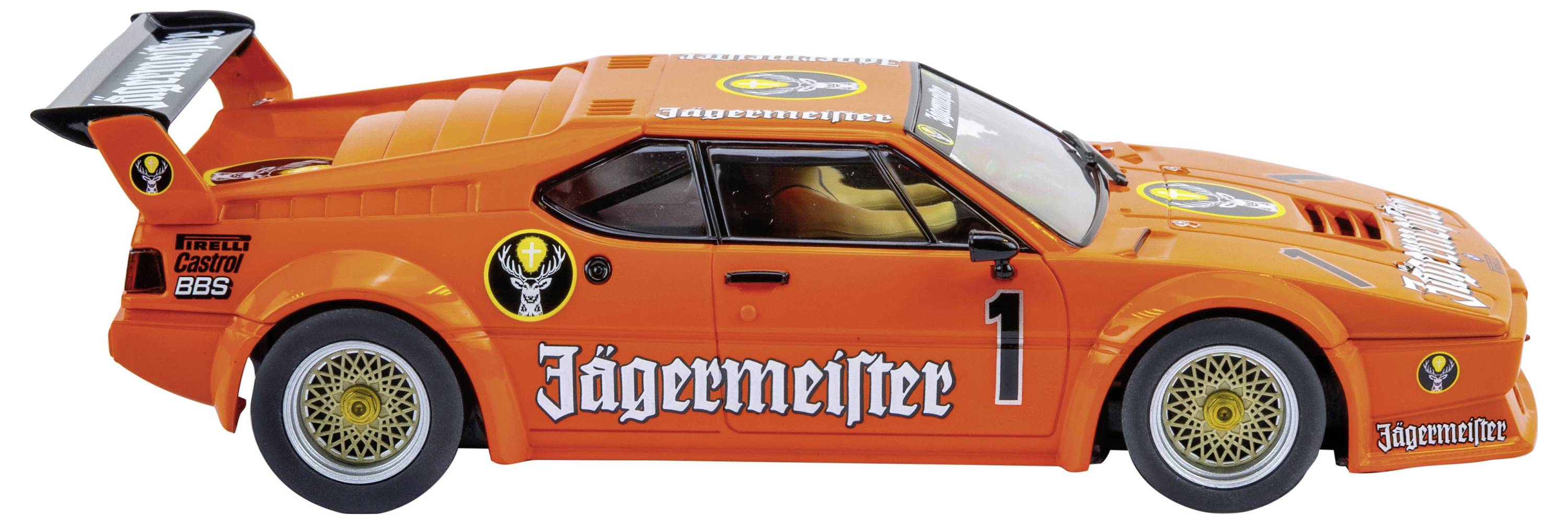 Oranžový závodní vůz s logem 'Jägermeister' na boku. Auto má široké pneumatiky a velkou zadní křídlo.