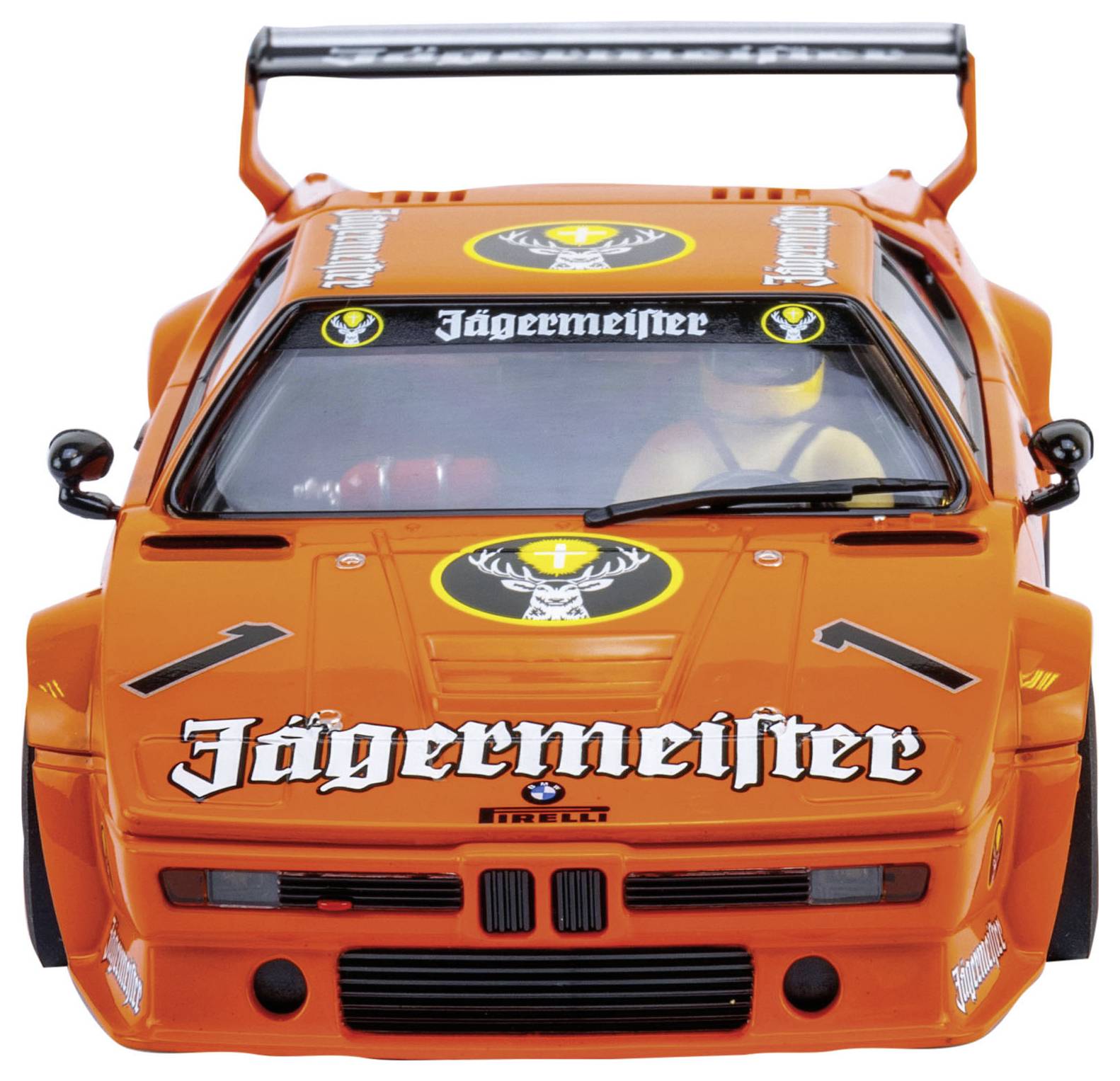 Oranžový závodní vůz BMW M1 s reklamou Jägermeister a křídlovým spoilerem, fotografie z čelního pohledu.