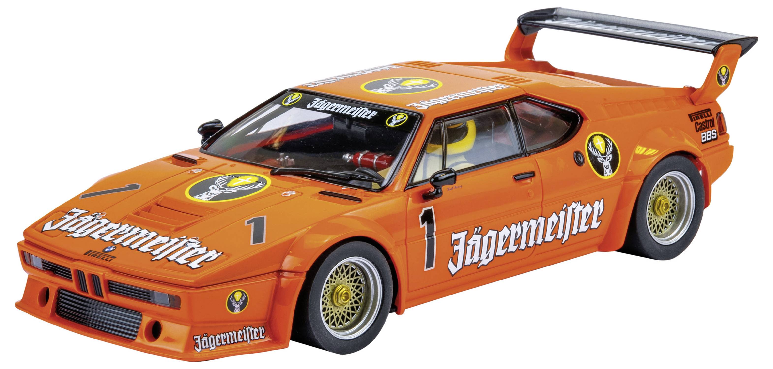 Oranžový závodní vůz s reklamou Jägermeister, velkým zadním křídlem a startovním číslem 1. Závodní automobil s detailními nálepkami.