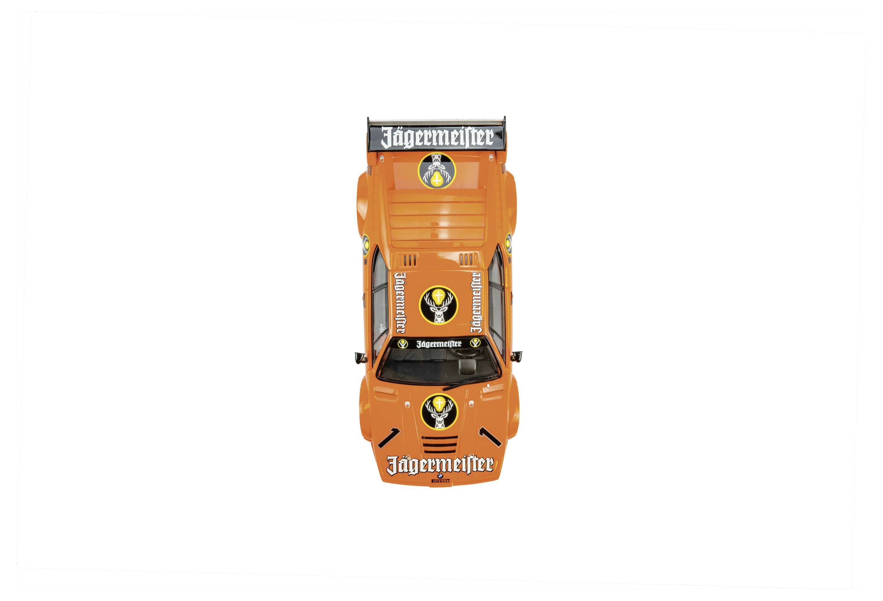 Oranžový závodní vůz s reklamou Jägermeister, pohled shora. Na voze jsou viditelná loga a nápisy Jägermeister.