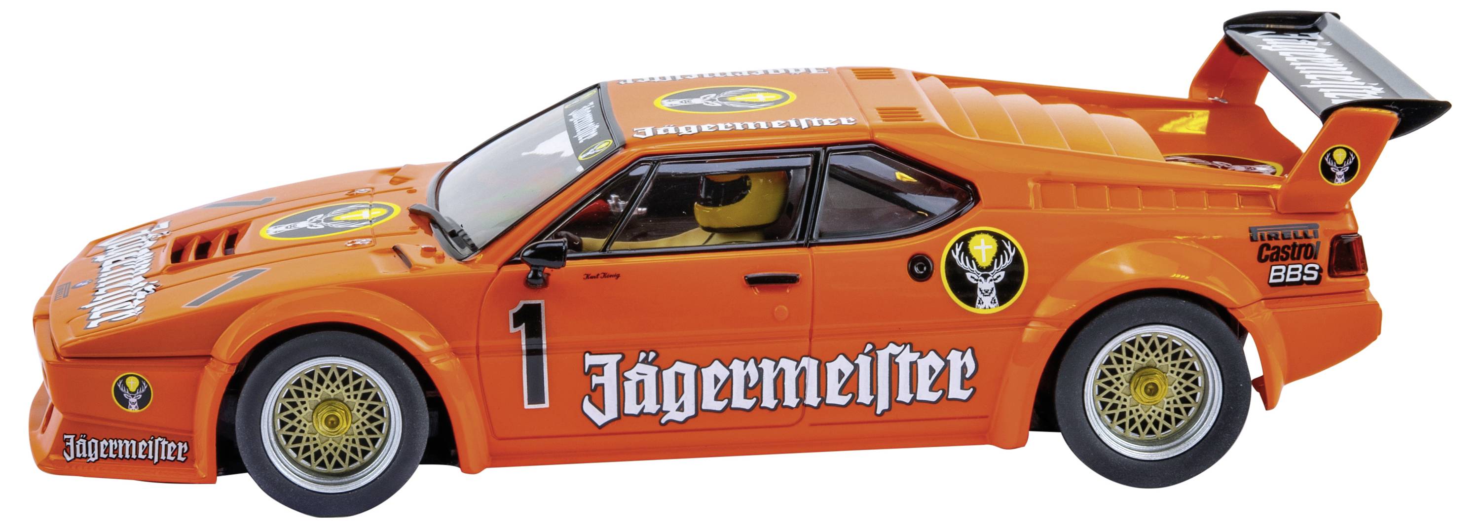 Oranžové modelové auto s logy Jägermeister po stranách a zadním křídlem. Na dveřích má číslo 1.