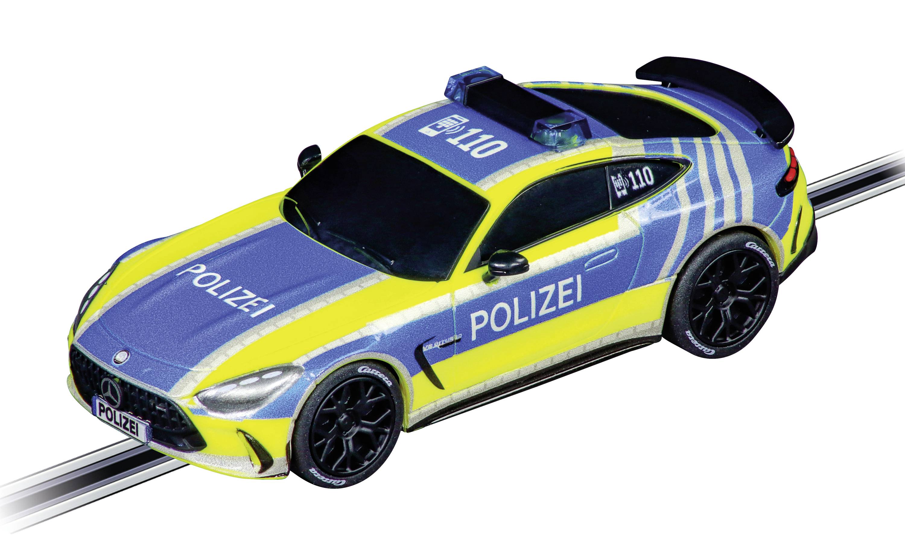 Hračkářské policejní auto v německém designu na hrací dráze, světle modré s neonově žlutými pruhy a nápisem 'Polizei'.