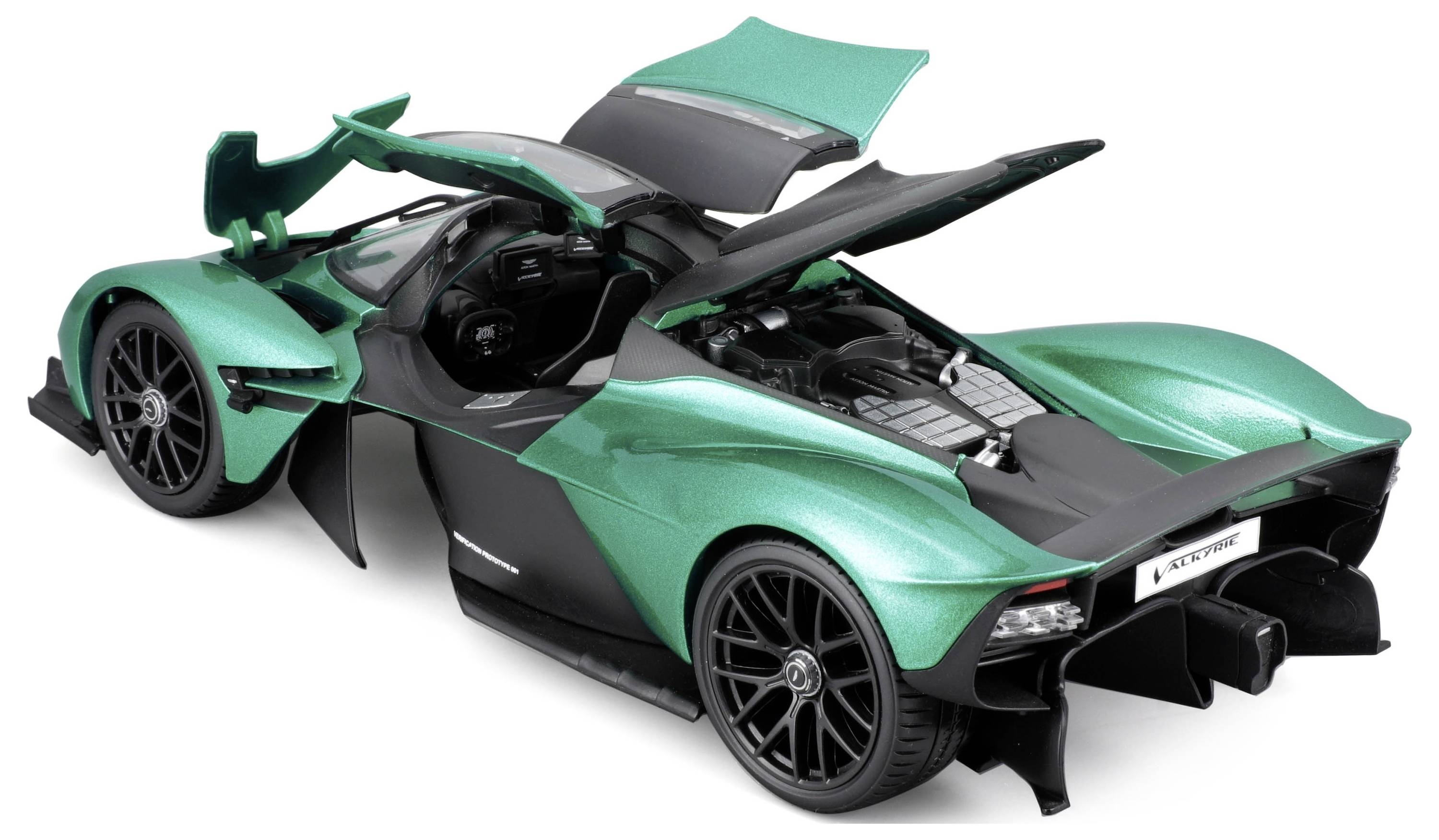 Zelený sportovní vůz s otevřenými dveřmi a kapotou, který ukazuje svou aerodynamickou podobu a techniku.