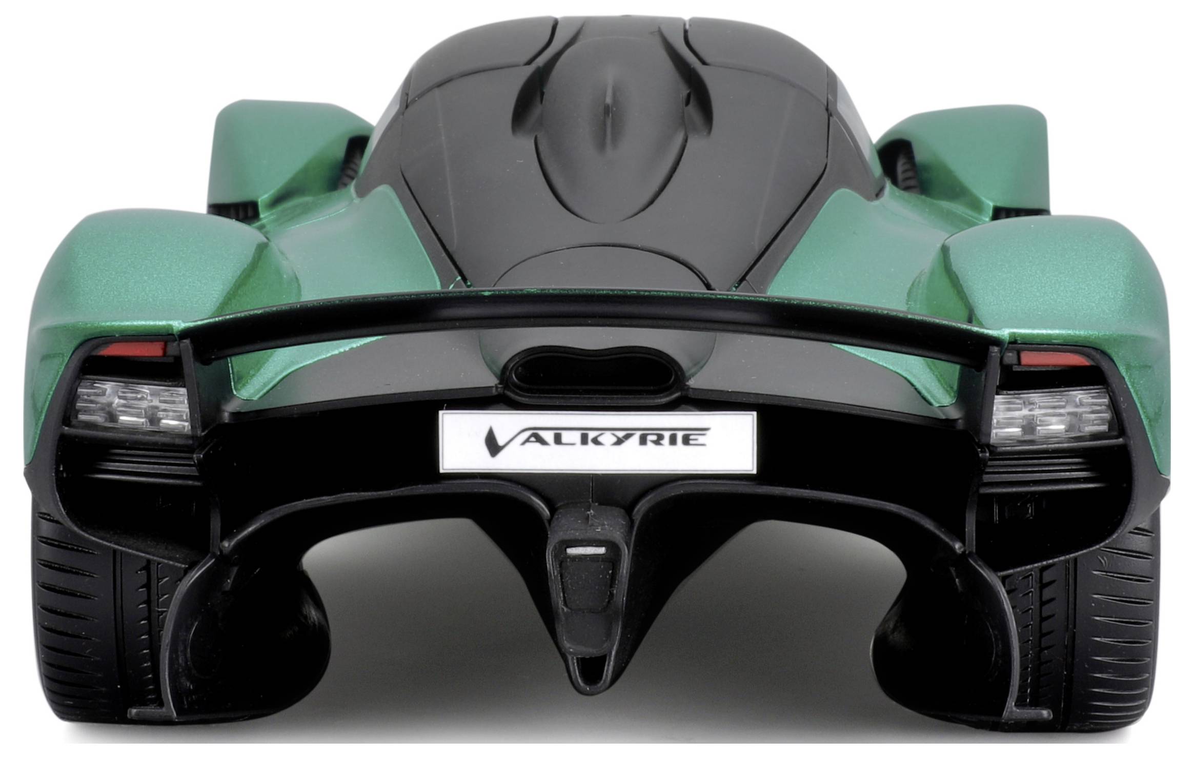 Zelený sportovní vůz pohledem zezadu, s názvem modelu 'Valkyrie' na poznávací značce. Futuristický design a široké pneumatiky.