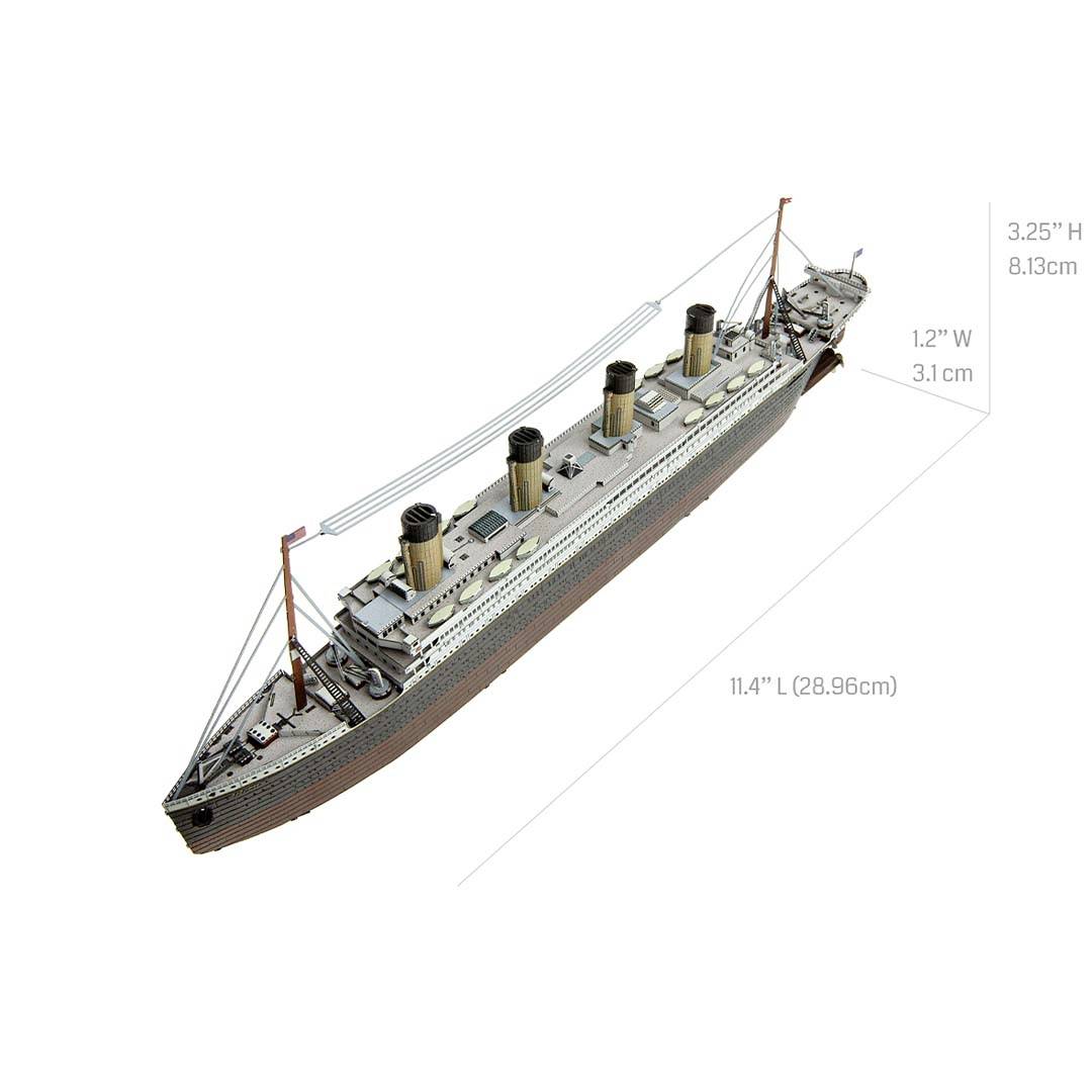 Model lodi se čtyřmi komíny a detailními palubami. Rozměry: délka 28,96 cm, šířka 3,1 cm, výška 8,13 cm.