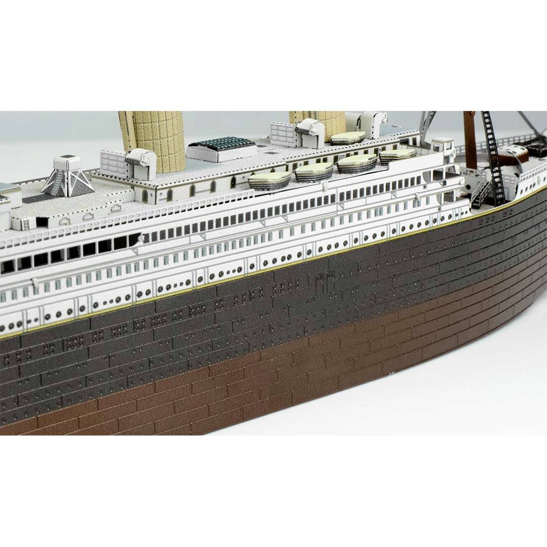 Model velké osobní lodi s detailními komíny a palubními strukturami, připomínající Titanik.