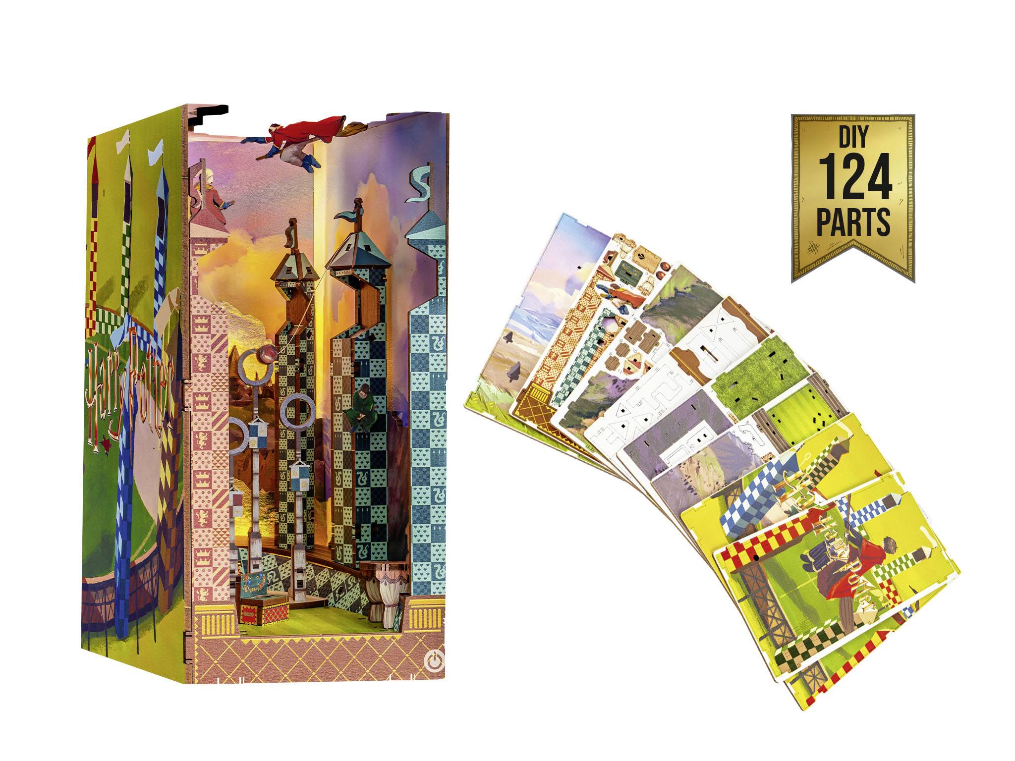 Balení sady pro kreativní tvoření se 124 díly. Obsahuje barevné konstrukční prvky a zobrazuje společenskou hru s věžemi jako designovým motivem.