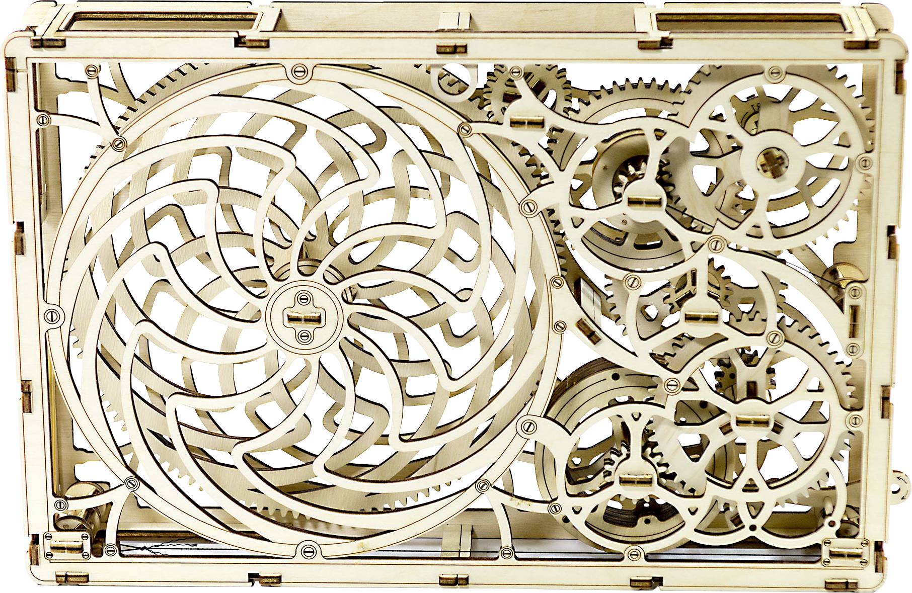 Dřevěná konstrukce se složitým ozubeným systémem a spirálovitým designem. Zobrazuje detailní mechanické pohyby.