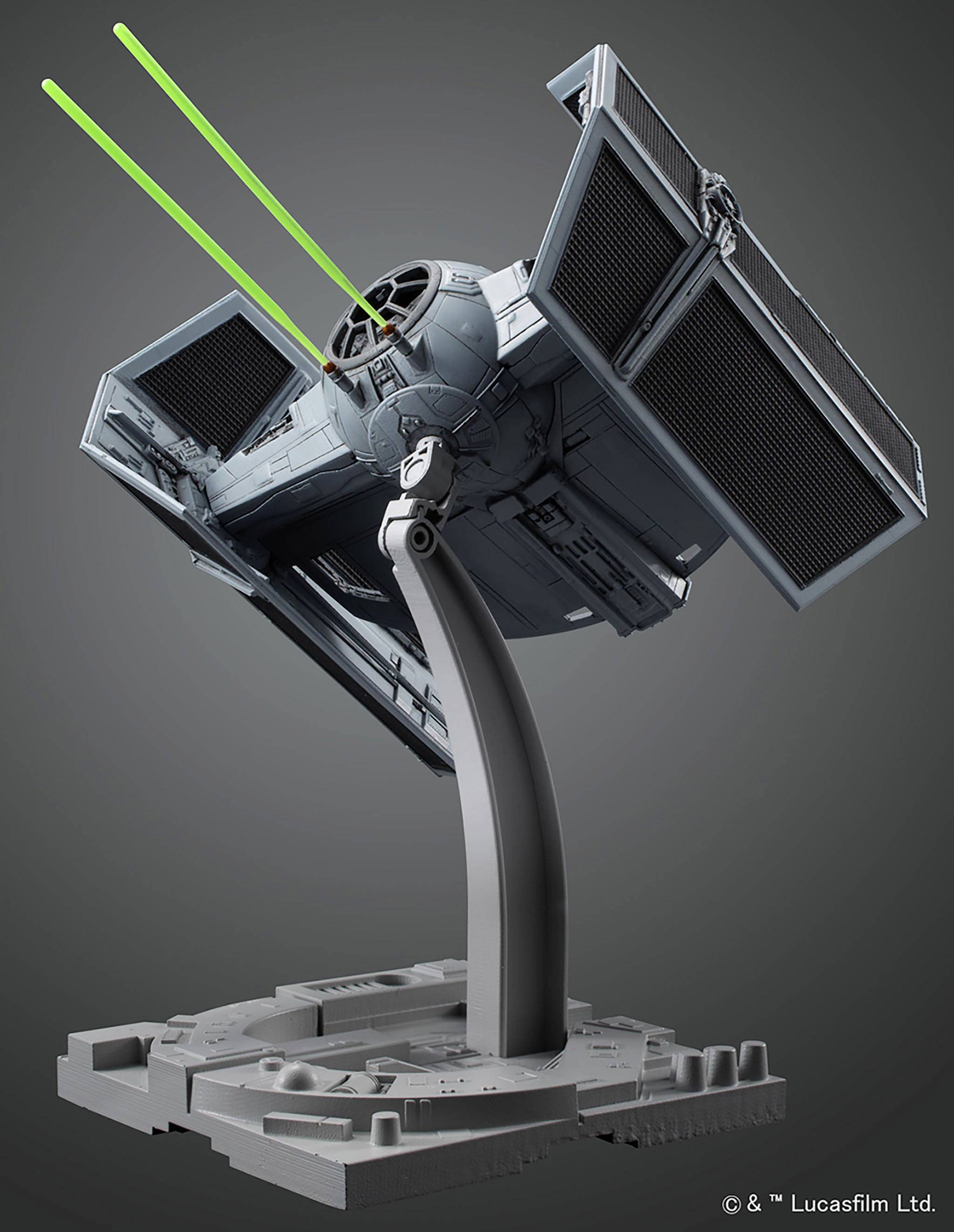 Model vesmírné lodi na podstavci, který připomíná ikonické sci-fi filmy. Dva zelené laserové paprsky trčí do prostoru.