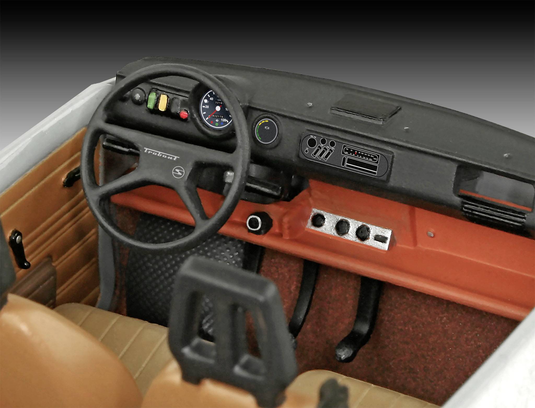 Interiér veterána s retro přístrojovou deskou, volantem a klasickými sedadly.