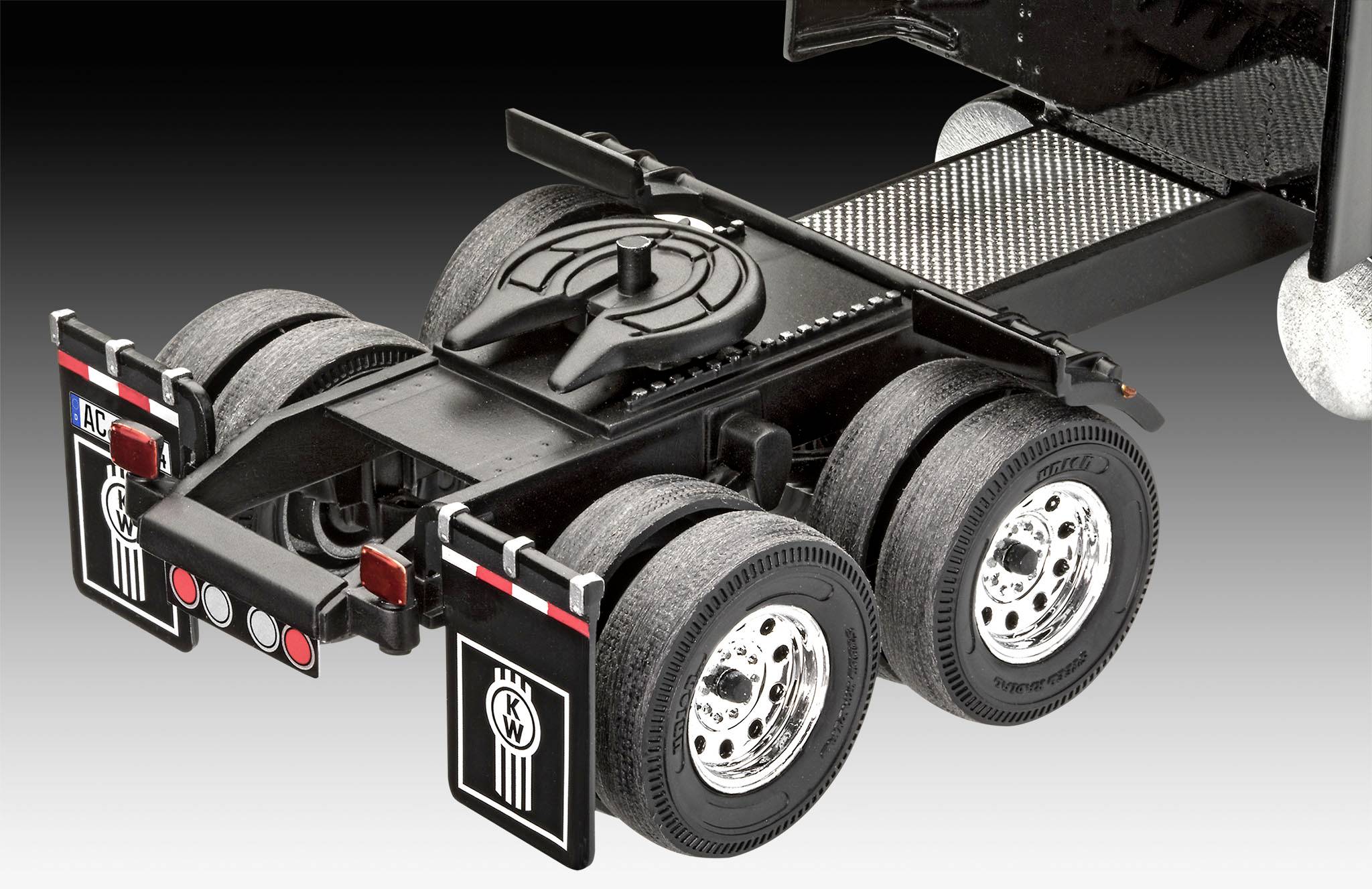 Obrázek zobrazuje zadní pohled na modelový nákladní vůz s robustním systémem náprav, dvěma zadními nápravami a černými blatníky.