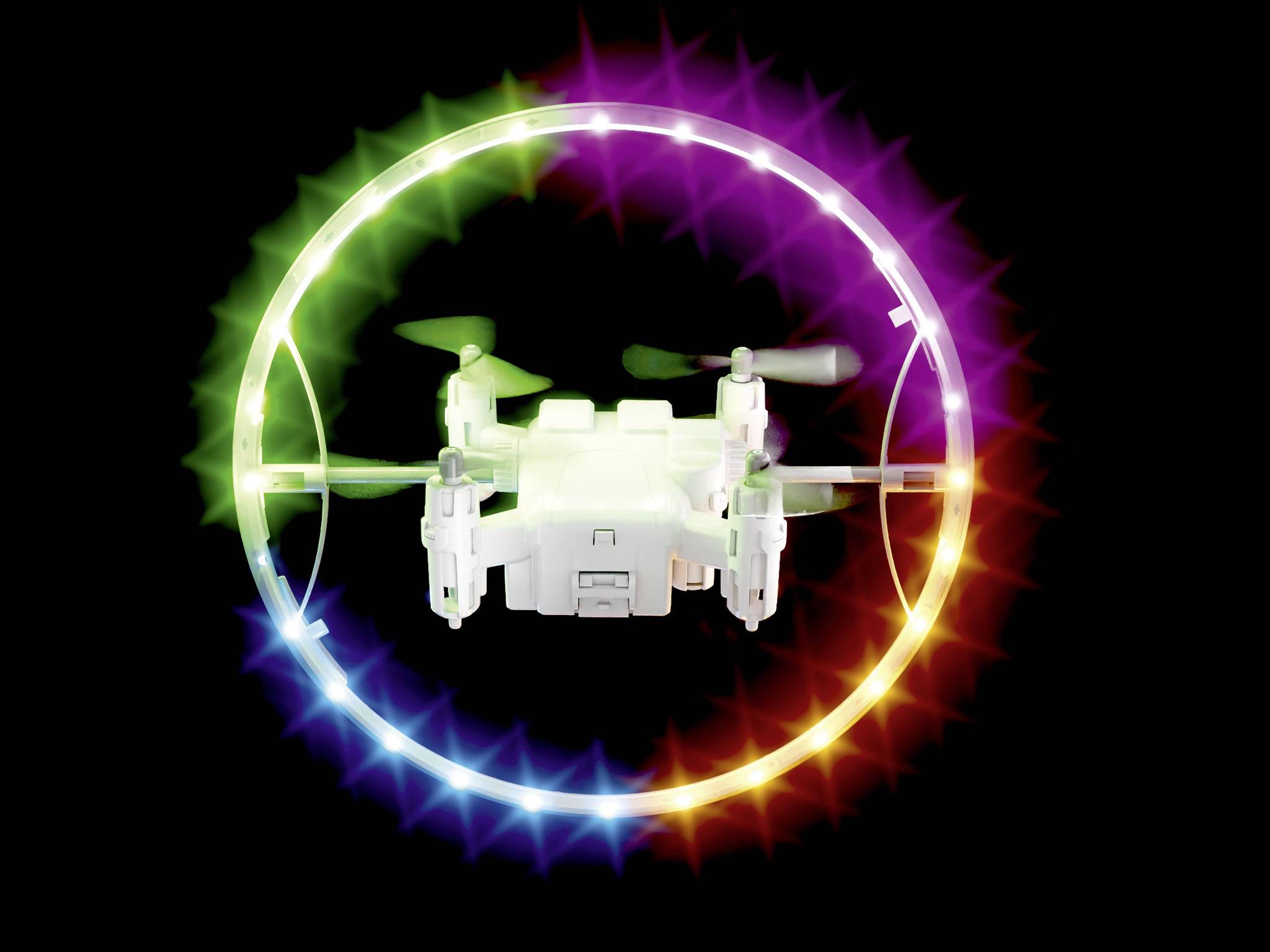 Dron s barevně svítícím LED kroužením létá ve vzduchu před černým pozadím.
