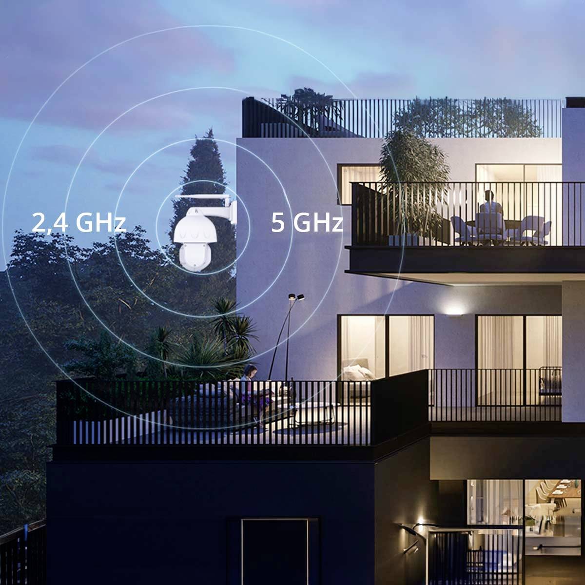 Moderní dům za soumraku. Signály Wi-Fi o frekvenci 2,4 GHz a 5 GHz jsou zvýrazněny a vycházejí z routeru umístěného na terase.