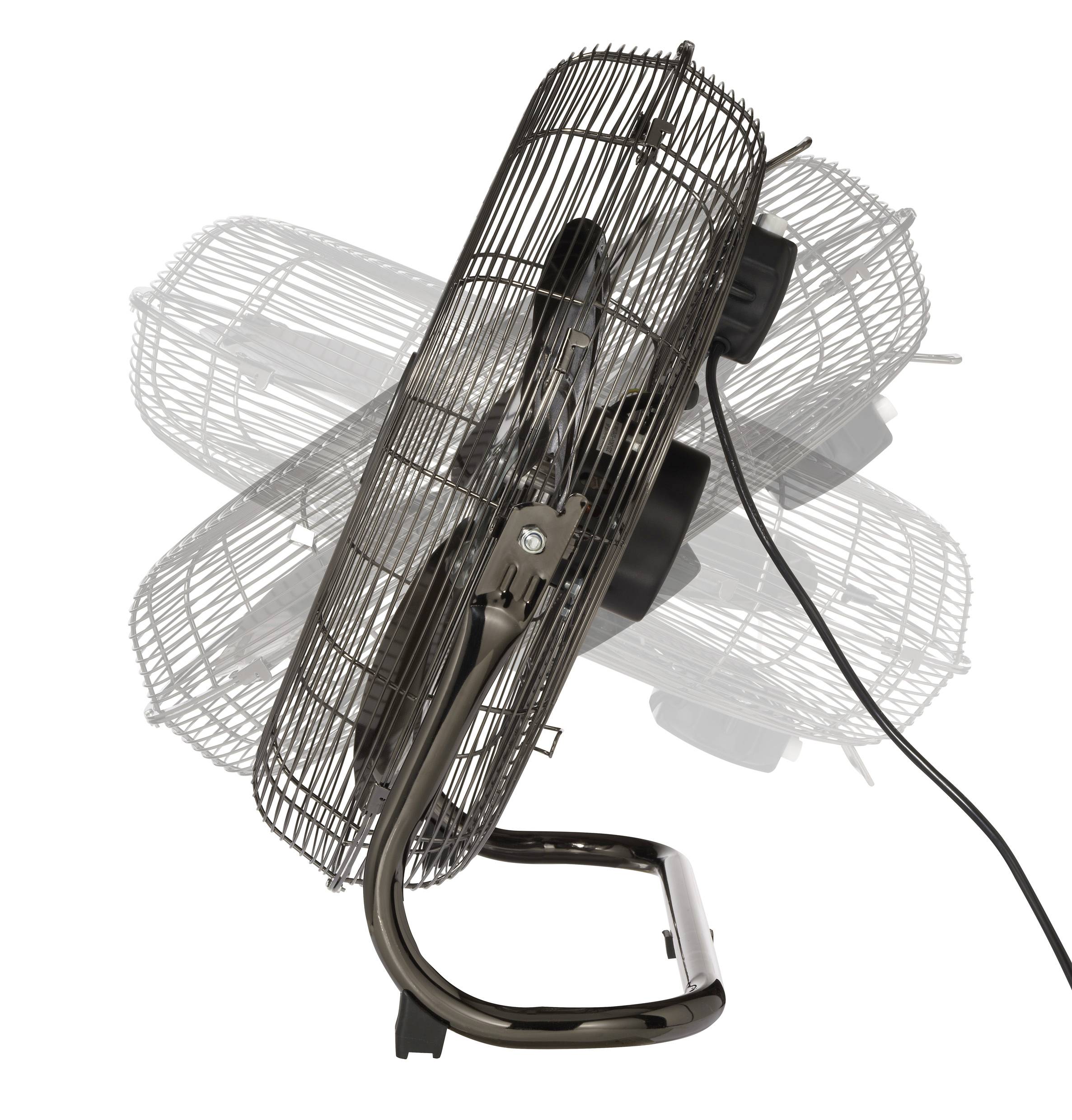 Stolní ventilátor ze strany ukazuje různé úhly naklonění. Kovová mřížka chrání vrtule. Kabel je viditelný.