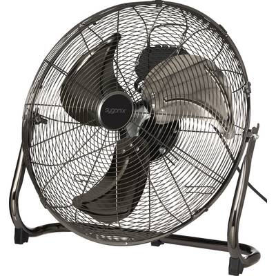 Černý stojanový ventilátor se třemi listy v ochranném kovovém krytu, připojený k elektrickému kabelu.