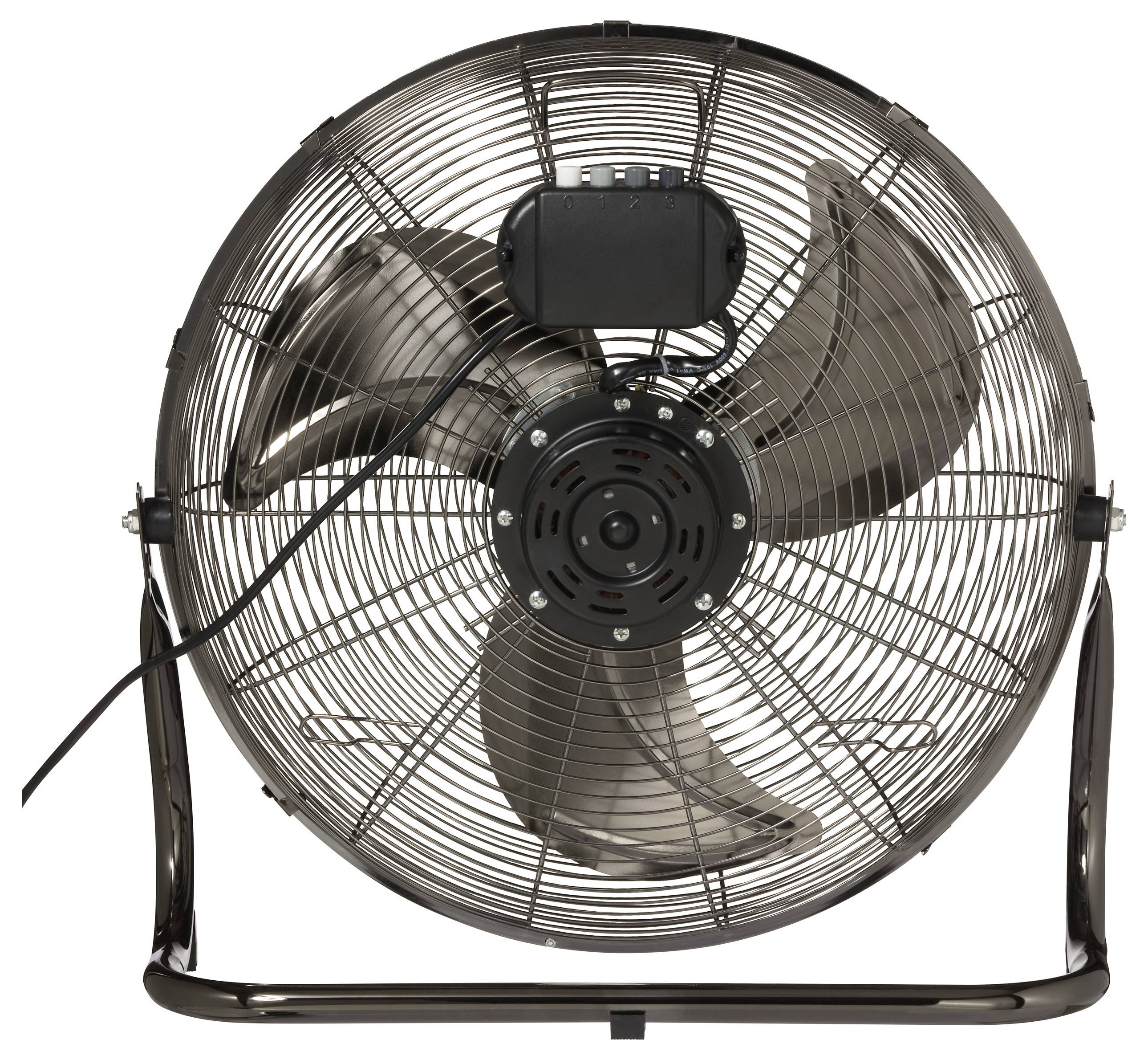 Velký černý ventilátor se třemi lopatkami a ochrannou mřížkou umístěný na jednoduchém kovovém stojanu. Elektrický kabel je viditelný na levé straně.