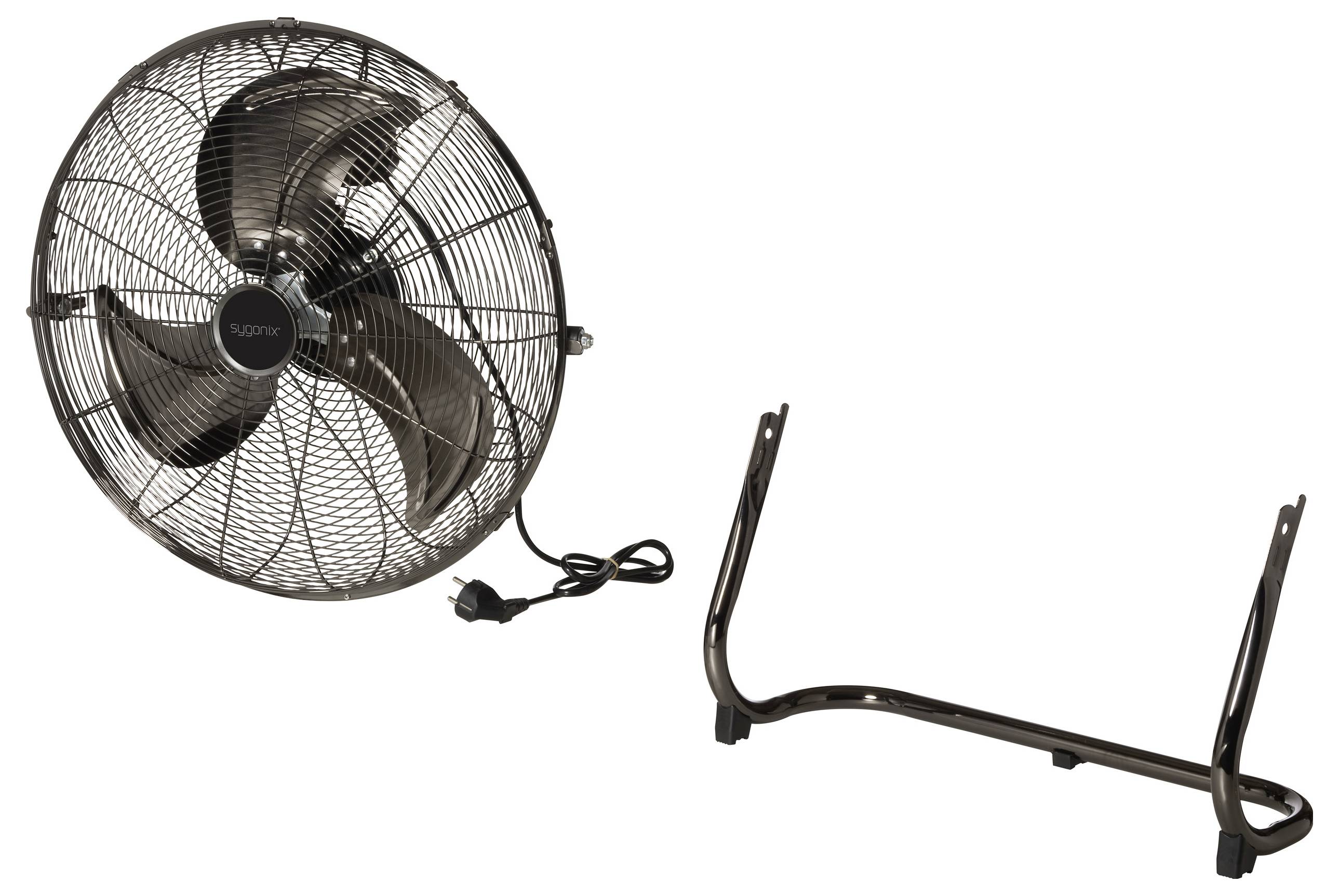 Černý ventilátor s mřížkou a kabelem vedle černého stojanu. Ventilátor je vypnutý.