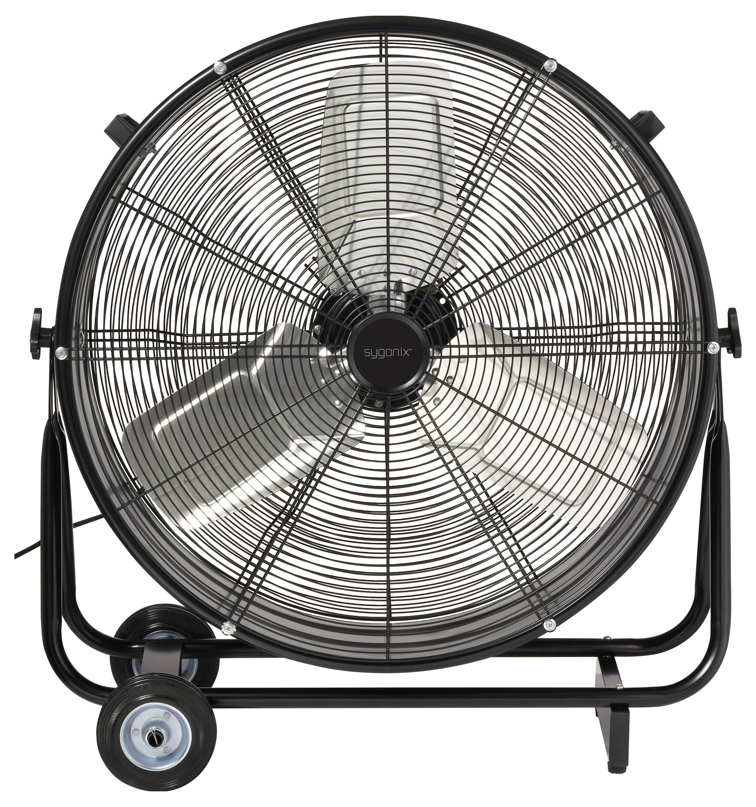 Velký černý stojanový ventilátor s kovovými mřížkami a kolečky, vhodný pro průmyslové využití nebo velké prostory.