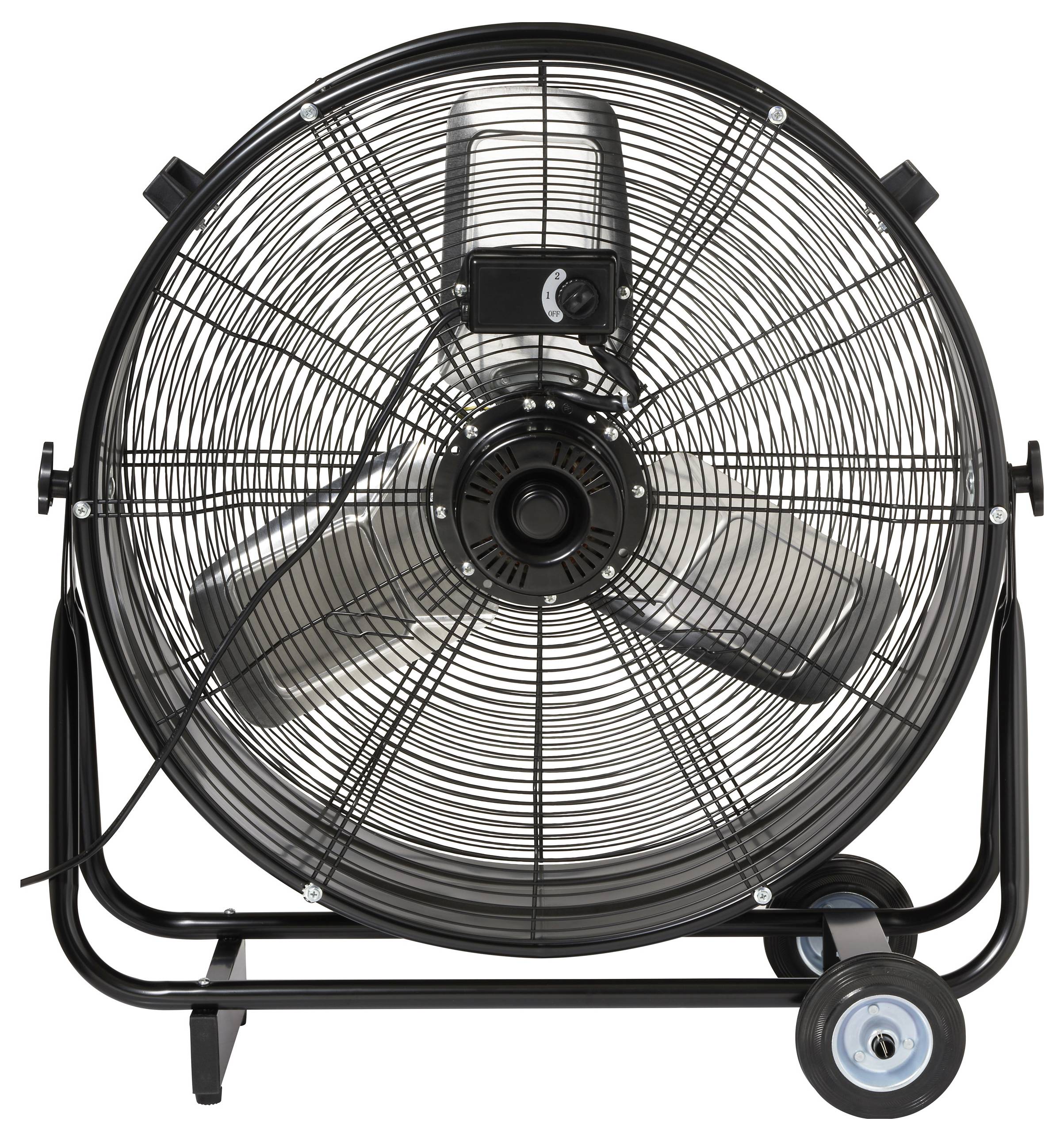 Černý stojanový ventilátor se třemi listy, namontovaný na kovovém rámu s kolečky pro snadné přemísťování.