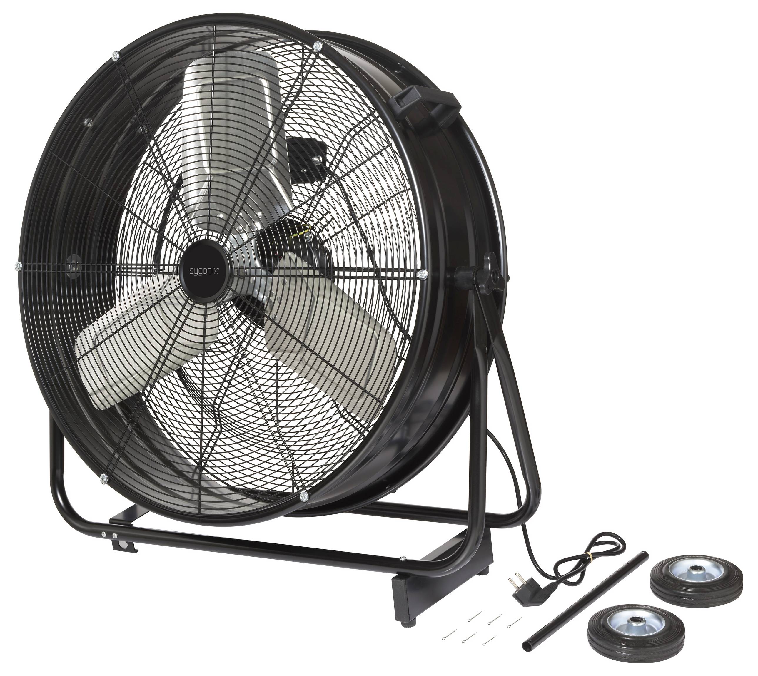 Černý ventilátor se třemi stříbrnými lopatkami na černém podstavci, napájený síťovým adaptérem. Příslušenství: dvě kolečka, tyč, šrouby.