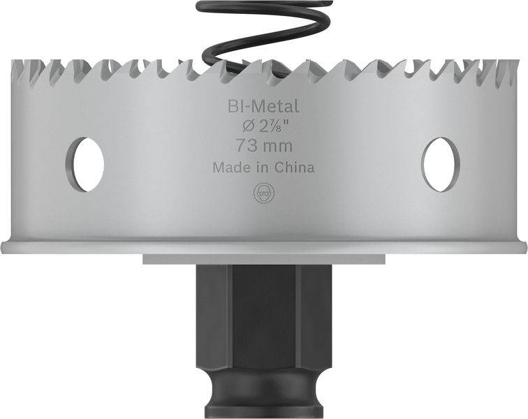 Černošedá kovová pila s ozubeným okrajem a dvěma postranními otvory. Popis: 'BI-Metal Ø 2 7/8" 73 mm Vyrobeno v Číně'.