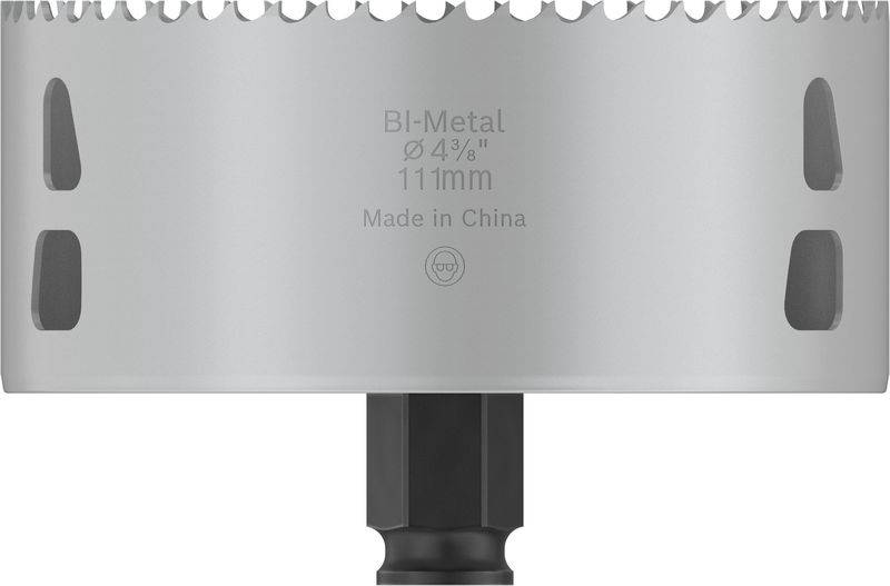 Kovová děrová pila s nápisem 'Bi-Metal Ø 4 3/8" 111 mm Vyrobeno v Číně', válcovitého tvaru s ostrými zuby na horním okraji.