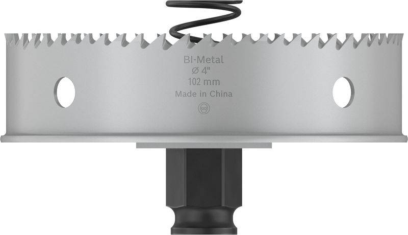Detailní pohled na bimetalovou děrovací pilu o průměru 102 mm, vyrobenou v Číně. Má zubaté řezné zuby a černou upevňovací přípojku.