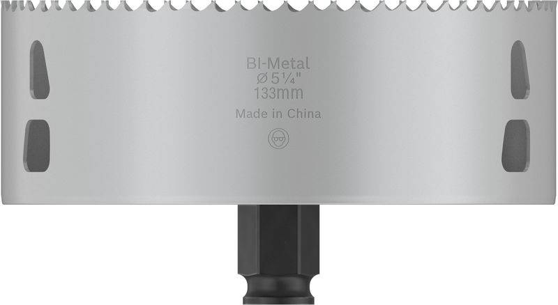Pilový list z kovu, válcovitý tvar, s ostrými zuby, nápis "BI-Metal Ø5 1/4" 133mm Made in China", centrální upevňovací prvek.