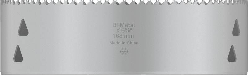 Stříbrná děrovací pila s nápisem 'Bi-Metal 6 5/8" 168 mm, Made in China'. Trojúhelníkovité výřezy po stranách, zubaté ostří.