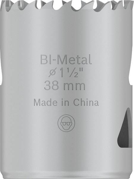 Šedý nástavec pilové děrovky s nápisem 'BI-Metal Ø 1 1/2" 38 mm Vyrobeno v Číně'. Nahoře zubatý okraj pro řezání.