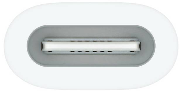 USB-C konektor pohledem seshora, symetricky oválného tvaru, s bílým vložením uprostřed.