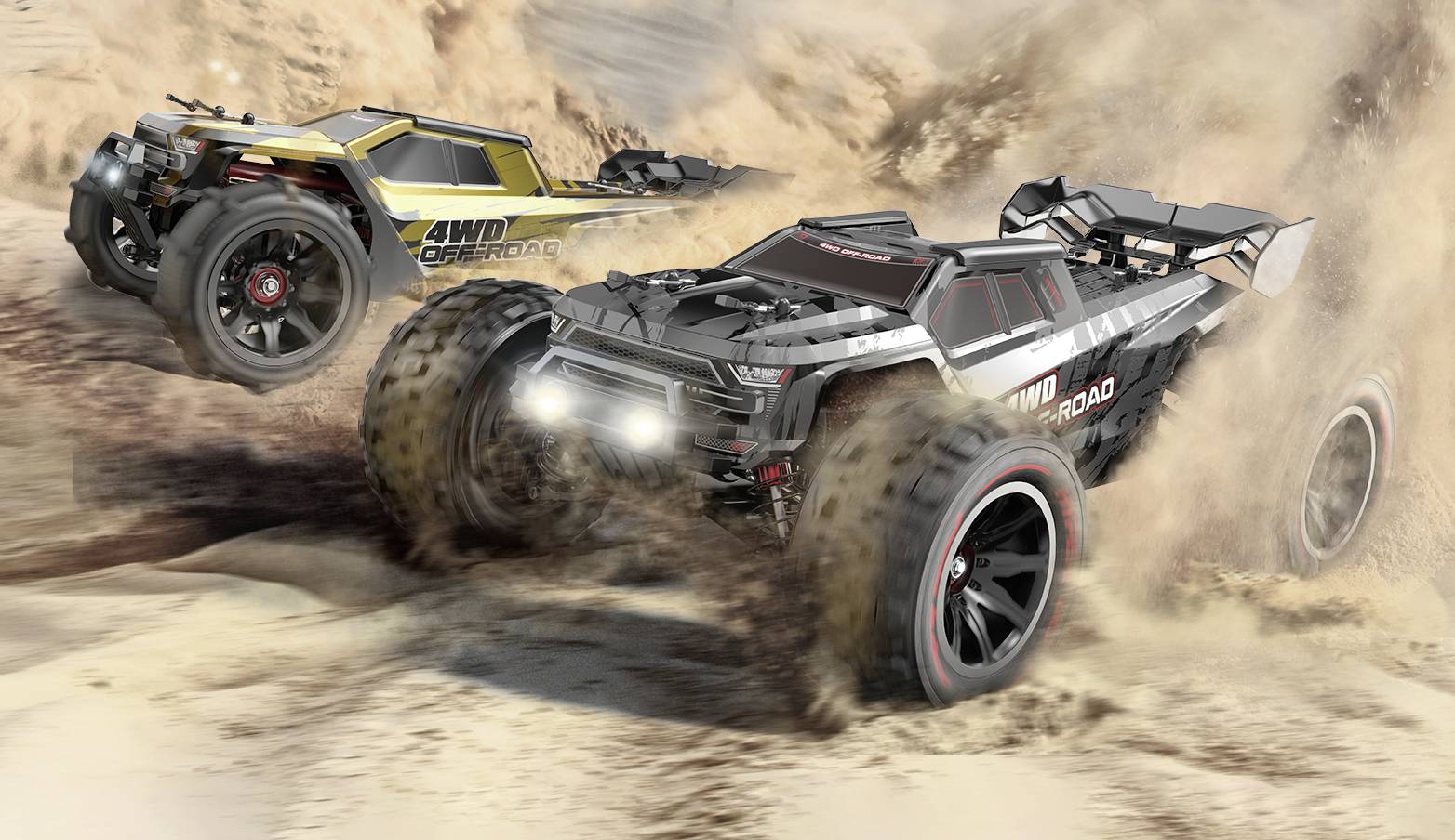 Dva dálkově ovládané terénní vozy rychle projíždějí písčitým terénem, zvedají prach a předvádějí svou schopnost jízdy v náročném terénu.