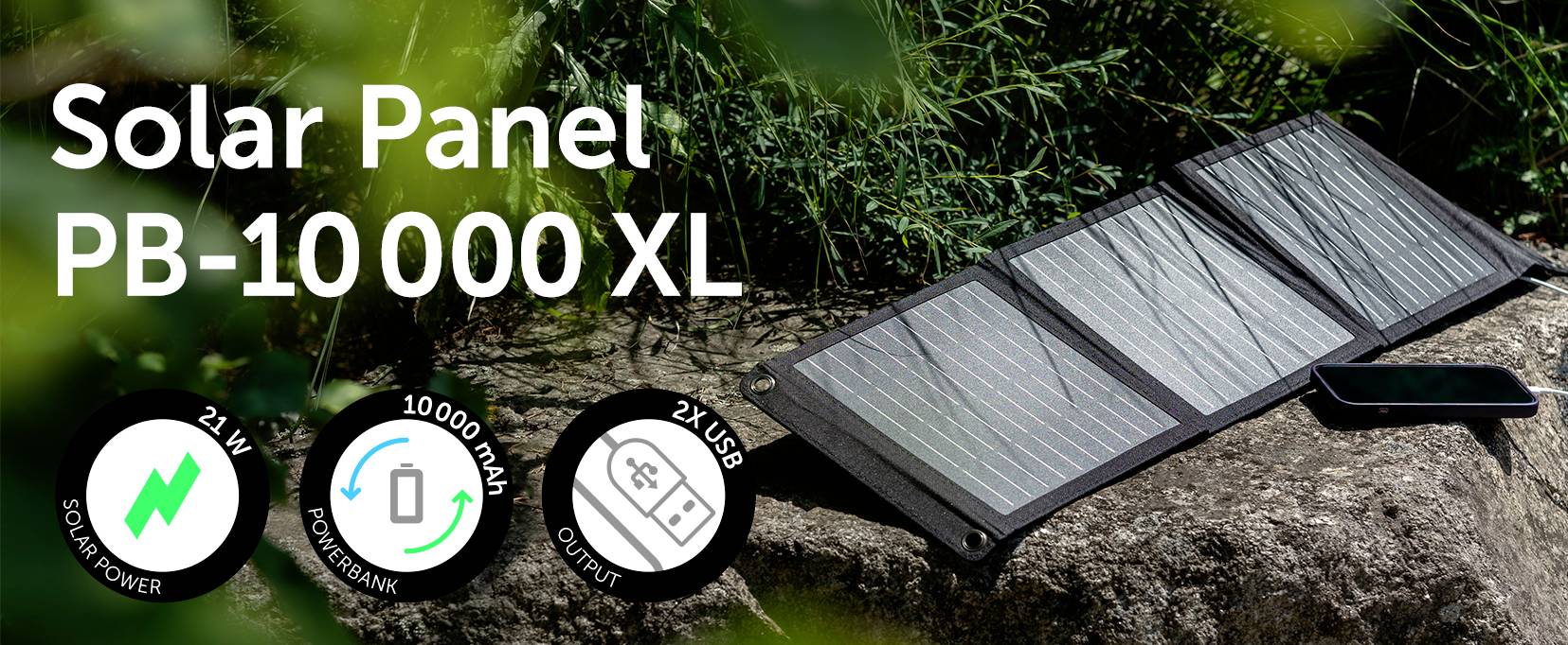 Solární panel nabíjí smartphone v přírodě. Text na obrázku: 'Solární panel PB-10 000 XL', symboly pro solární výkon, powerbabanku a USB výstupy.