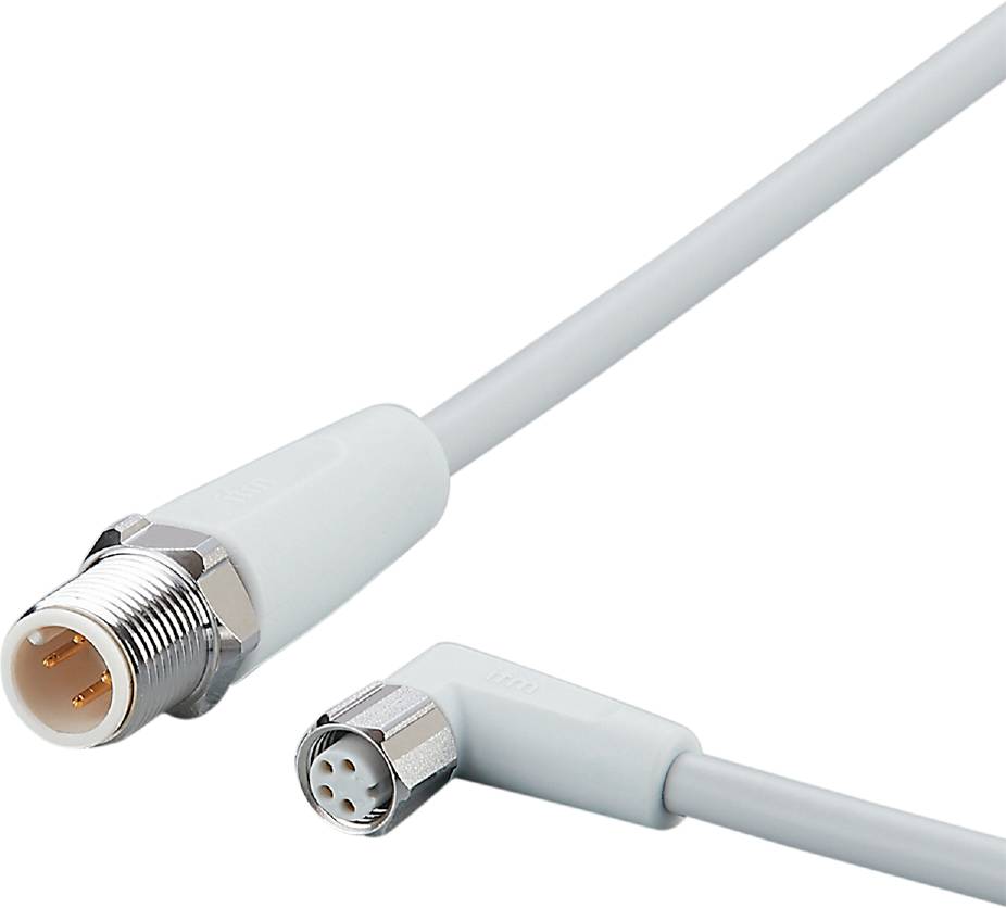 Bílý koaxiální kabel s kovovými konektory na obou koncích, vhodný pro anténní nebo kabelová připojení.
