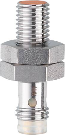 Kovový díl se závitem a šestihrannou maticí. Pravděpodobně potrubní přípojka. Lesklý, stříbrný povrch.