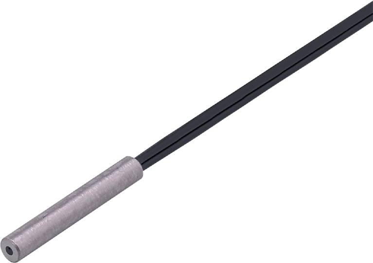 Černý kabel se stříbrným kovovým hrotem vybíhá z levého dolního rohu do pravého horního rohu obrazu.