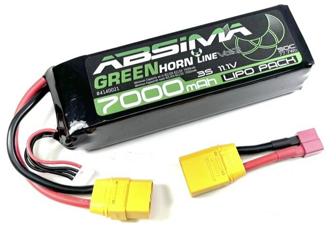 Černý LiPo akumulátor s nápisem 'Absima Green Horn Line', 7000 mAh, 11,1V. Dva žluté konektory s červenými vodiči.