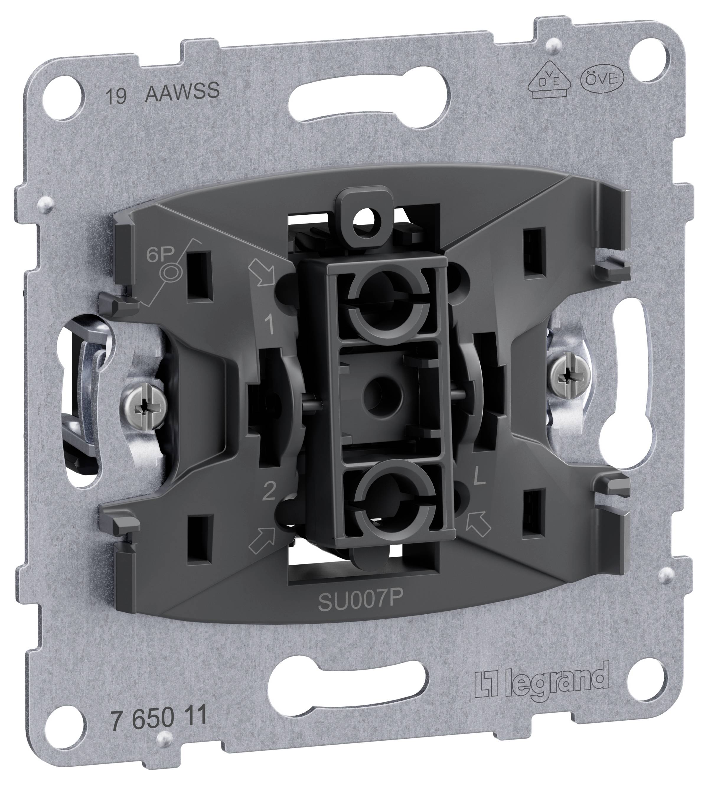 'Základna elektrického spínače od Legrand s kovovým rámečkem a plastovými díly, model SU007P, vhodná pro instalaci do evropských přístrojových krabic.'