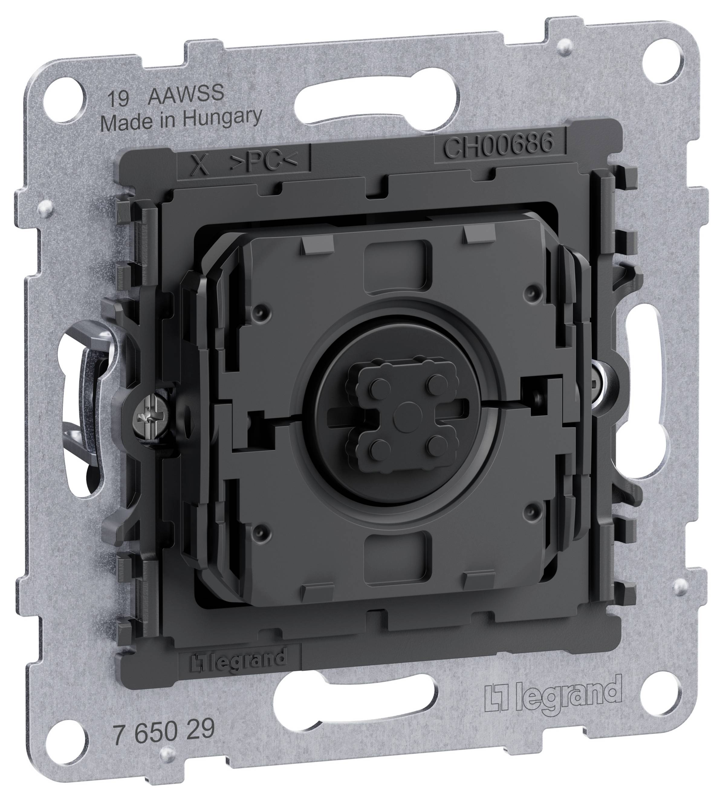 Vestavný mechanismus značky Legrand, modelové číslo 7 650 29, s nápisem „Vyrobeno v Maďarsku".