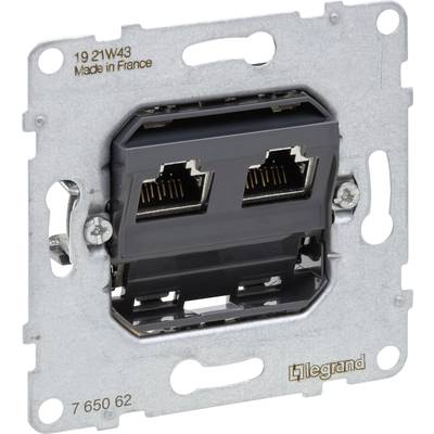 Dva ethernetové porty na nástěnné zásuvce značky Legrand s nápisem 'Vyrobeno ve Francii'.