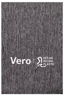 Loga 'Vero' a 'Ocean Bound Plastic' na strukturovaném šedém pozadí.